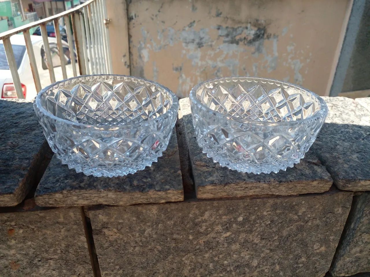 Duas vasilhas de petisco