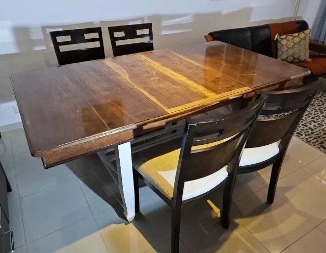 Mesa de Jantar 8 lugares com 4 cadeiras em Madeira Maciça.