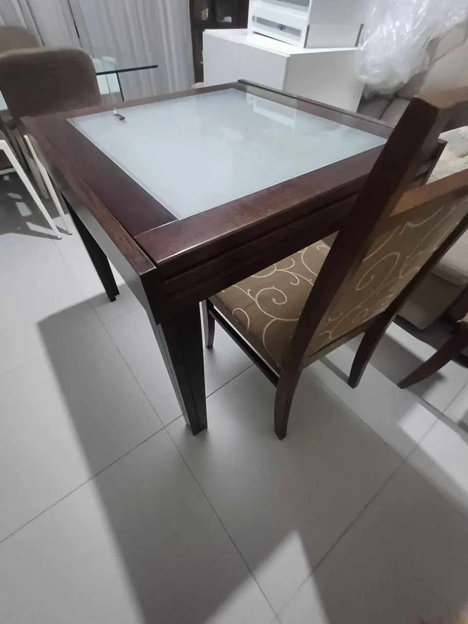 Mesa  4 lugares extensível pra 6 cadeiras, em madeira sem detalhes - Foto 4