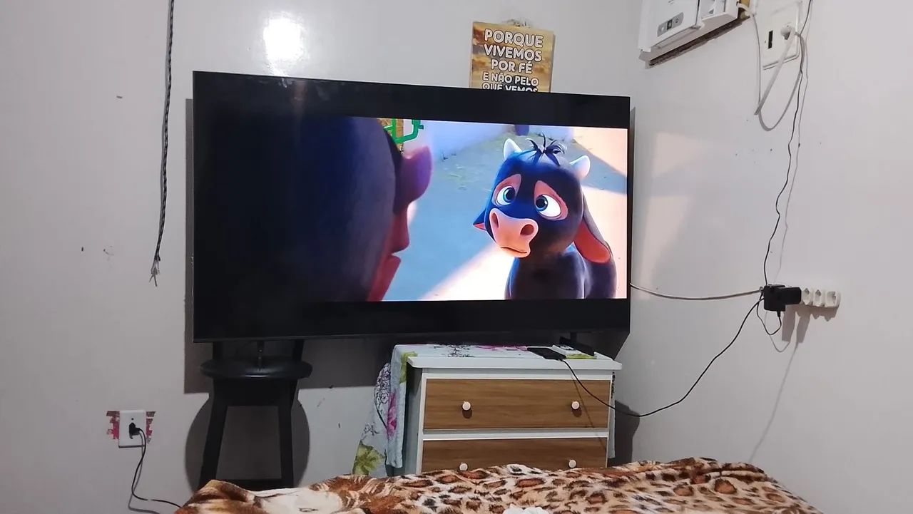 Vendo uma TV seme nova de 65 polegadas smart valor de 2500