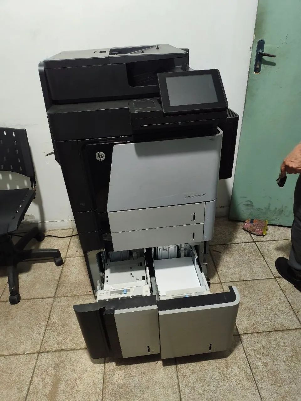 Impressora HP Enterprise Flow MFP M830 - Foto 4