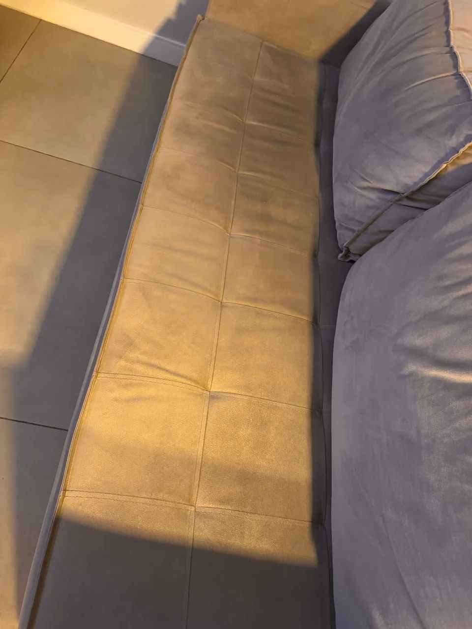 Sofá 3 lugares bege  - Foto 4