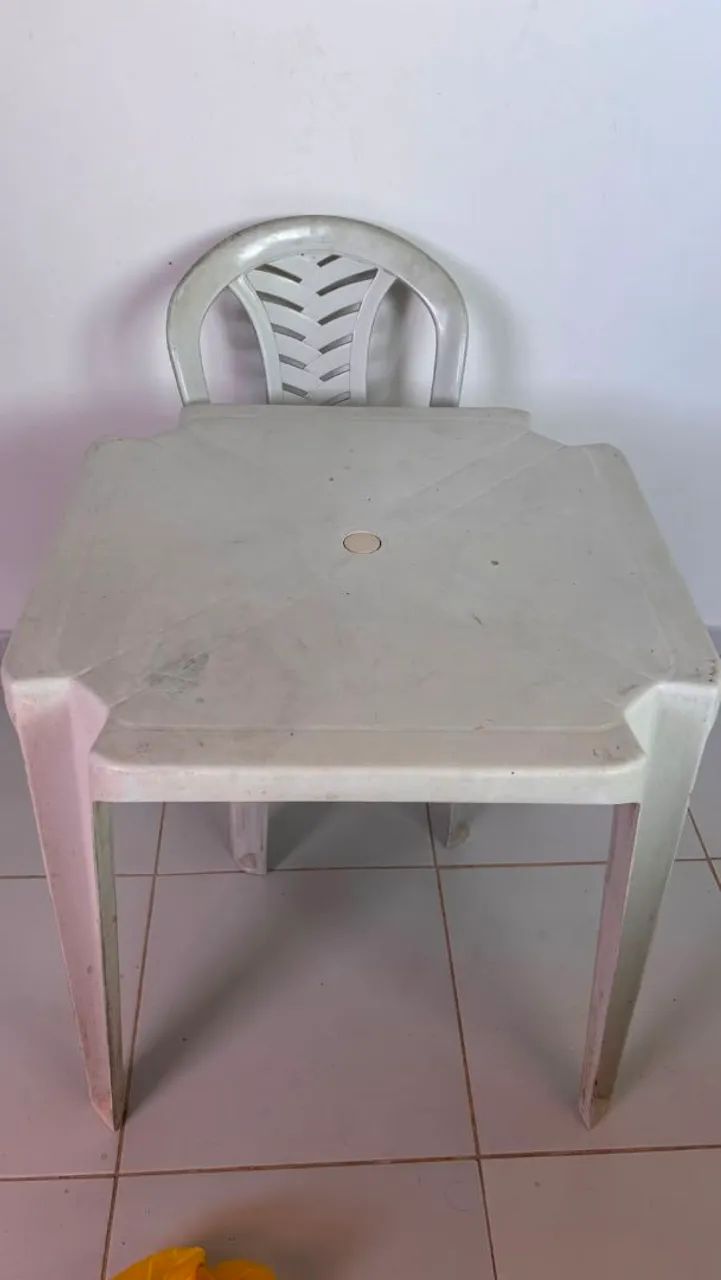 Mesa com 1 cadeira