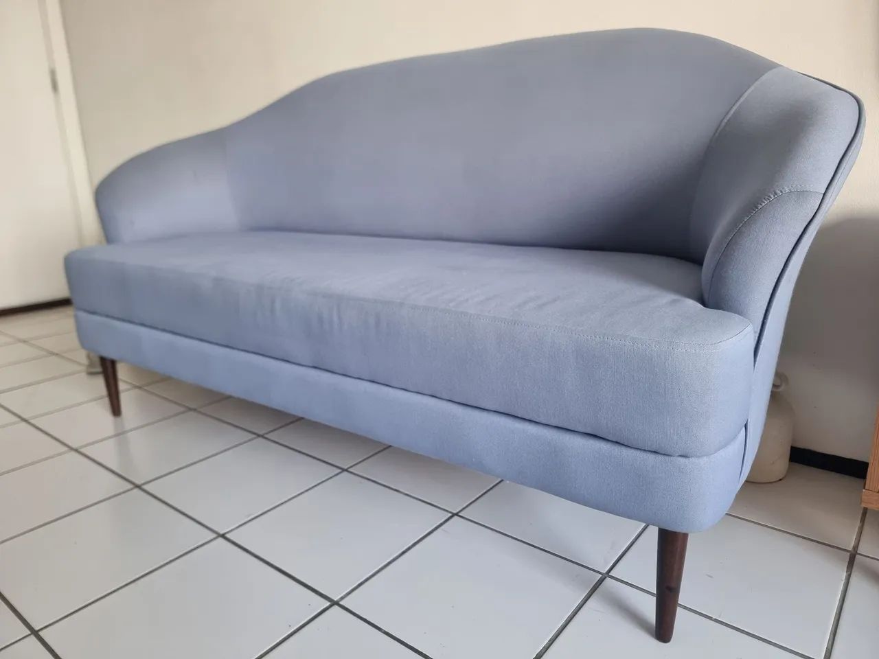 Sofá Douillet 3 lugares orgânico moderno 