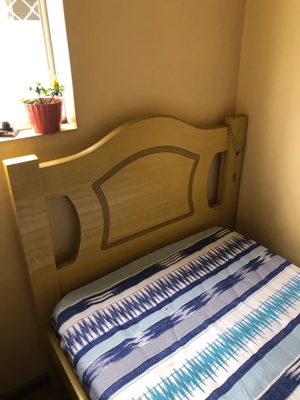 Cama de madeira e mesa de cabeceira 
