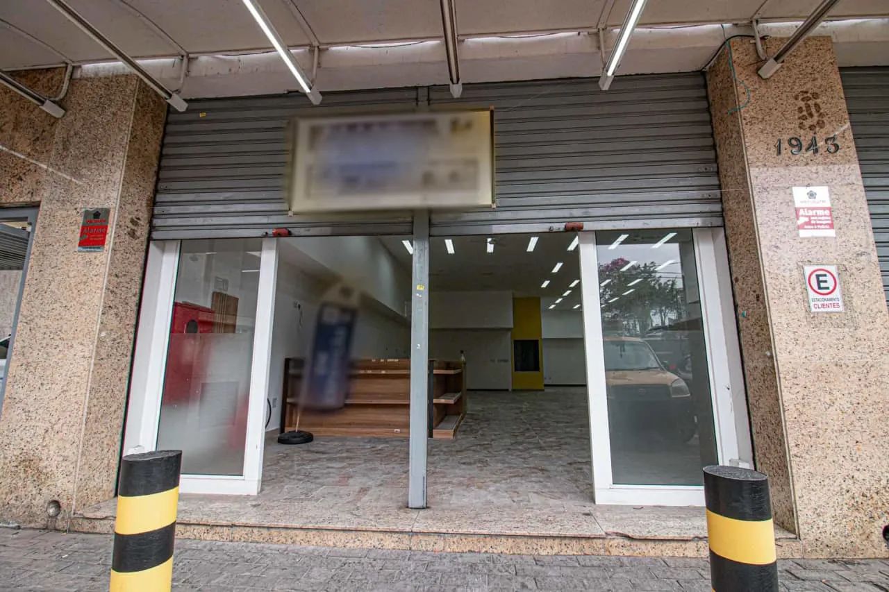 Prédio comercial na Avenida Júlio Buono, 1943  200 m²