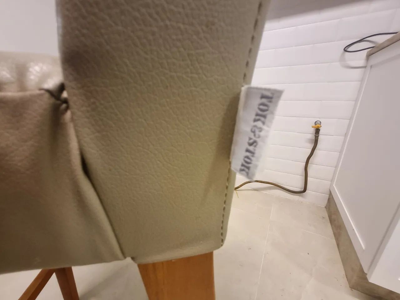 06 - Banquetas de couro e madeira da TOK e STOK.  - Foto 4