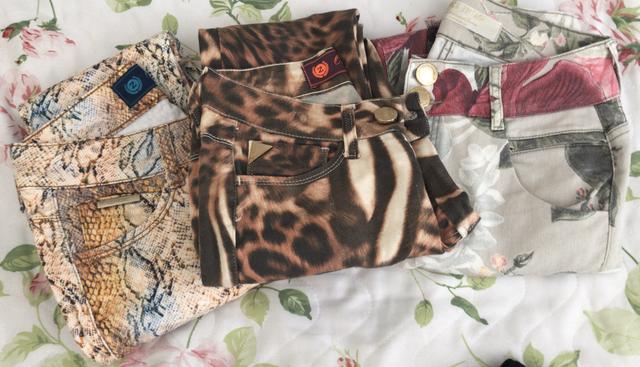 Calça jeans estampada