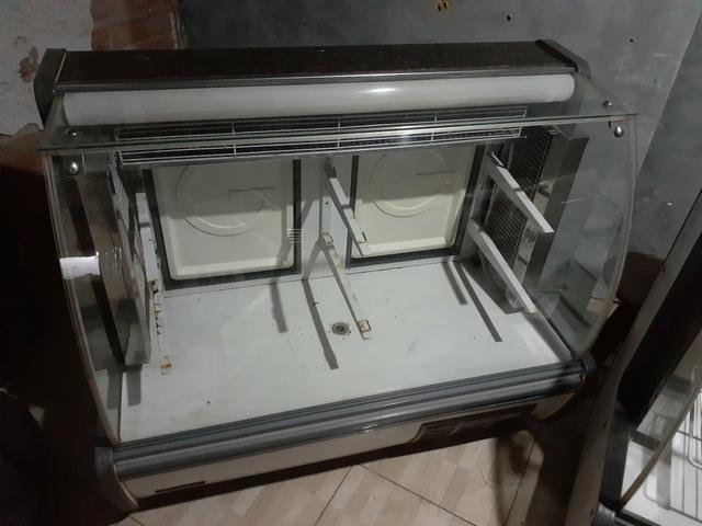 Dois balcões refrigeração e um seco