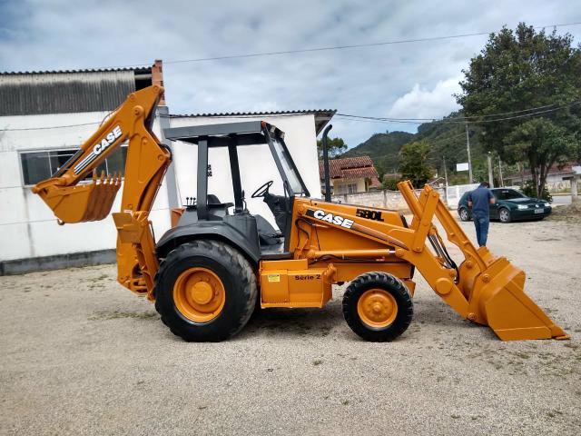 Vendo retroescavadeira