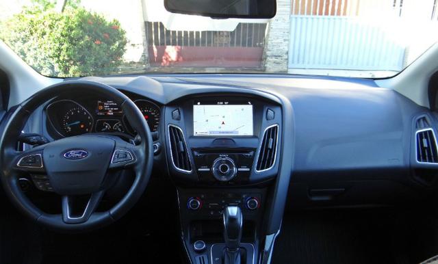 Ford Focus Titanium Fastback C/ Teto Solar 2.0. Branco 2016/17 - Foto 7