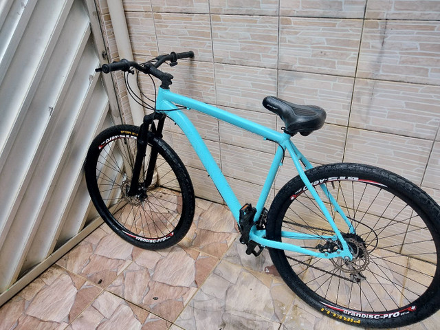 bicicleta azul ciano