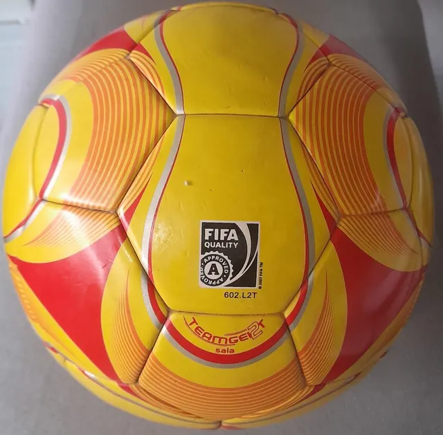 Bola De Futsal Profissional Max 1000 Termotec Verde Com Rosa Penalty em  Promoção na Americanas