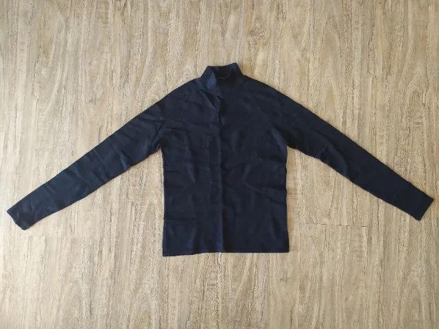 Blusa preta, gola alta, de viscose com elastano, tam. P