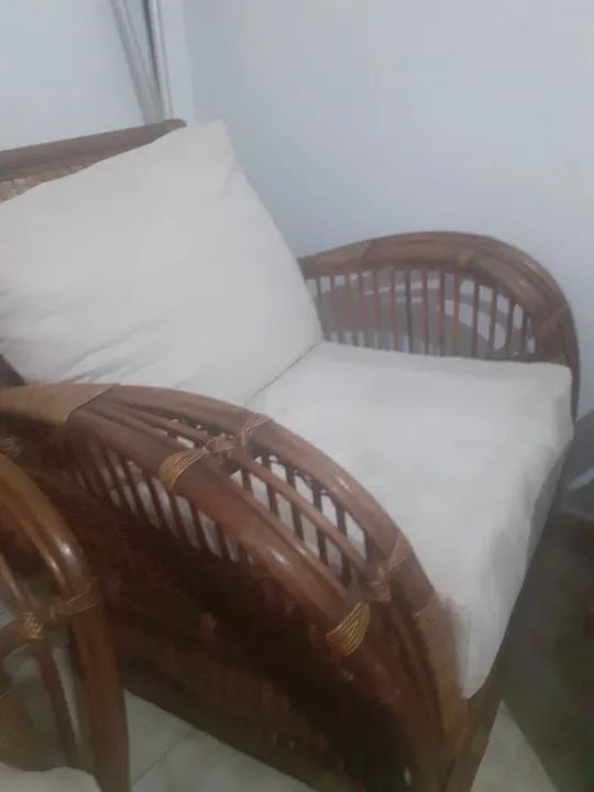 Poltrona de rattan e madeira, estofados em tecido nobuck creme liso - Foto 2