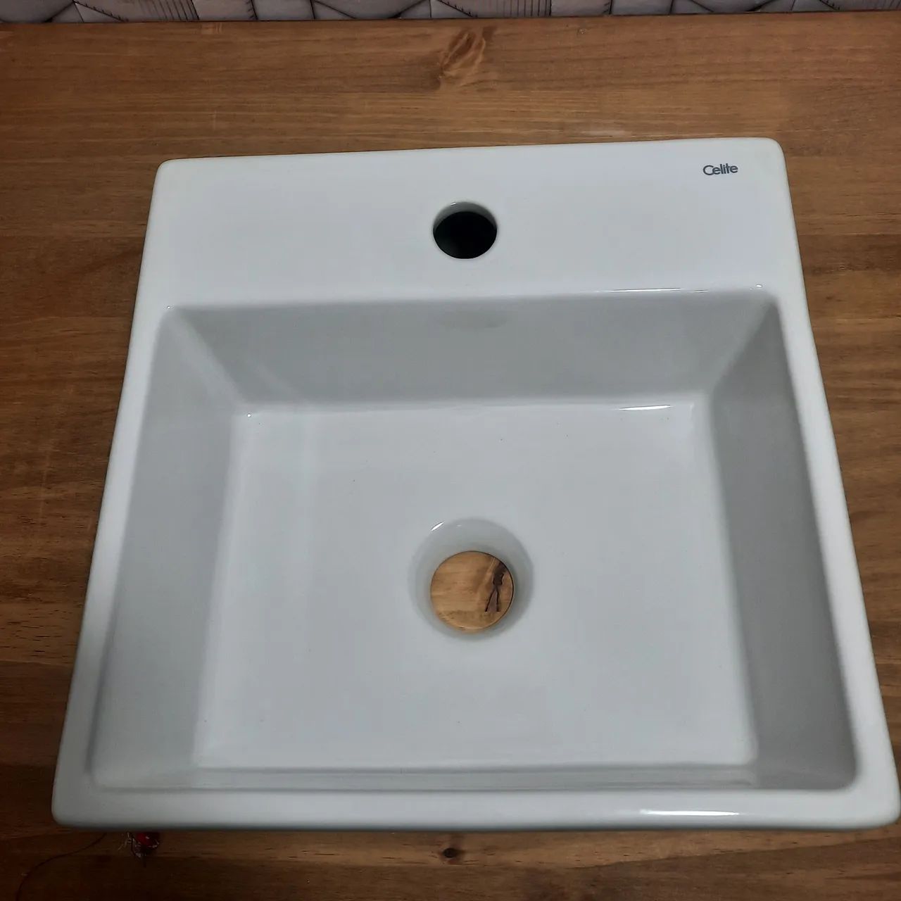 Cuba para banheiro em cerâmica branca