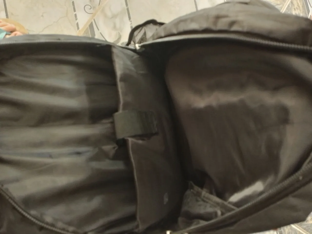 Mochila preta espaçosa e funcional