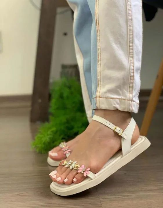 Sandália branca com pedrarias - TAM 37 - Foto 2