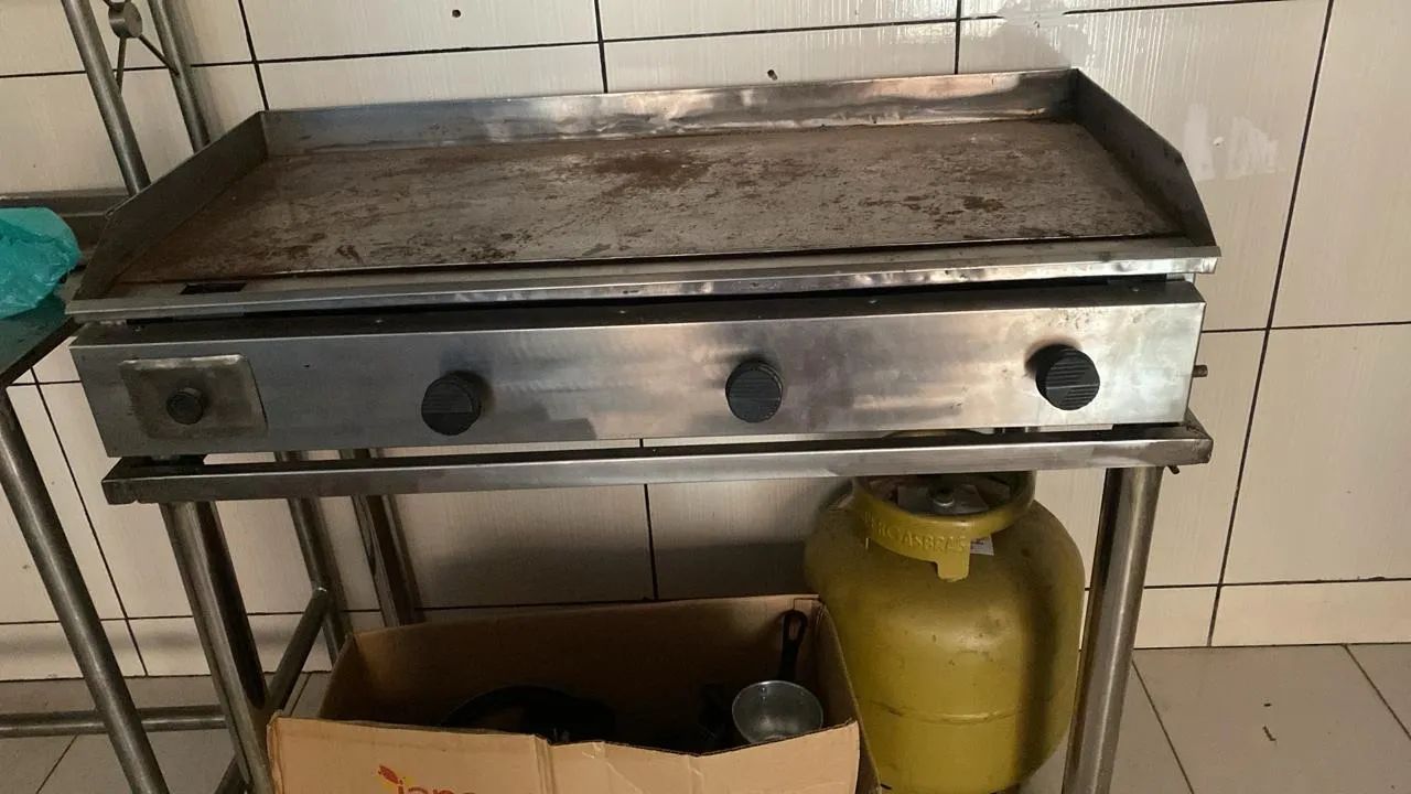 VENDO COIFA,CHAPA PARA SANDUÍCHES,MESA COM CONDIMENTADEIRA E FREEZER - Foto 4