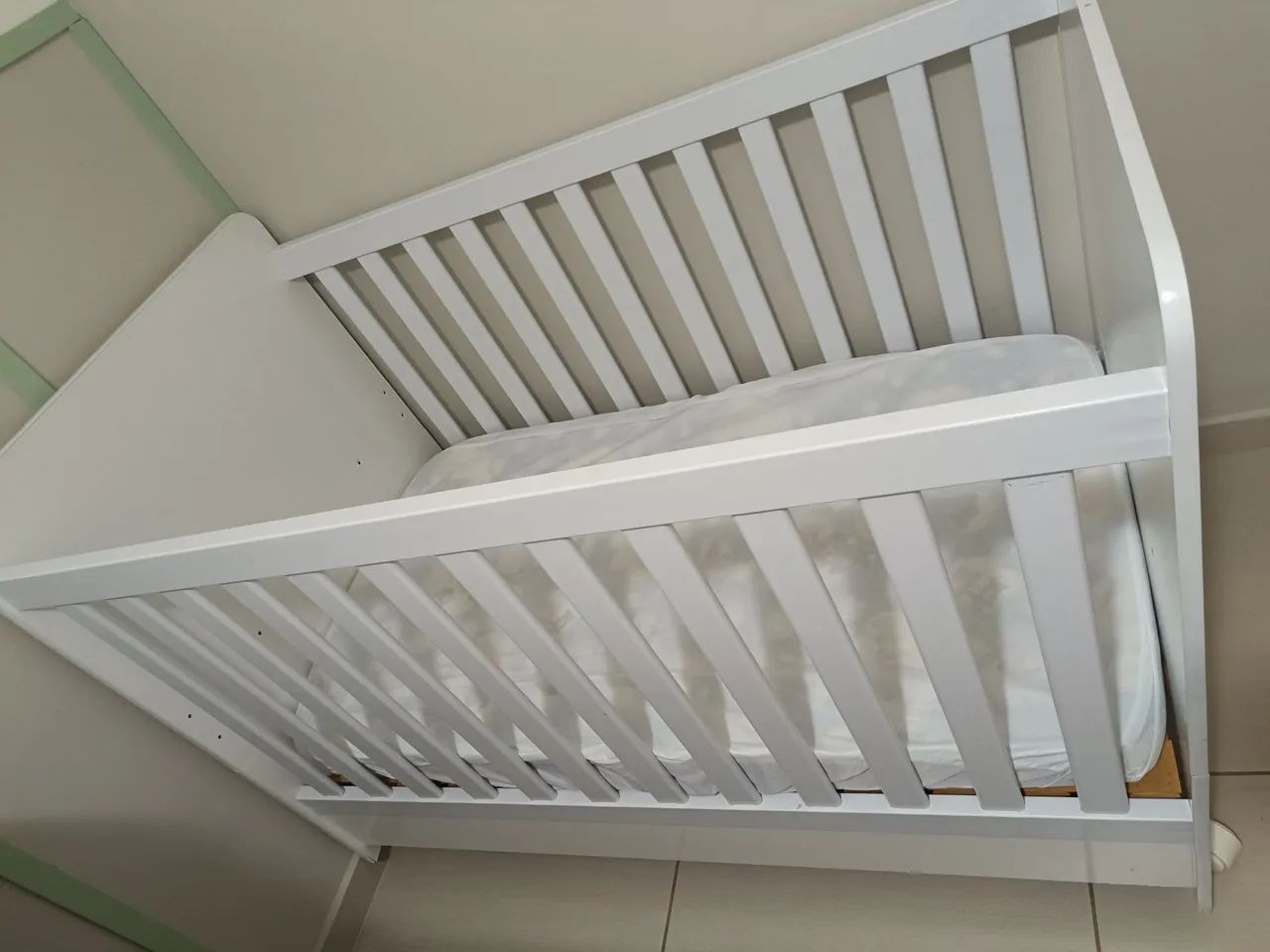 Berço de madeira branco