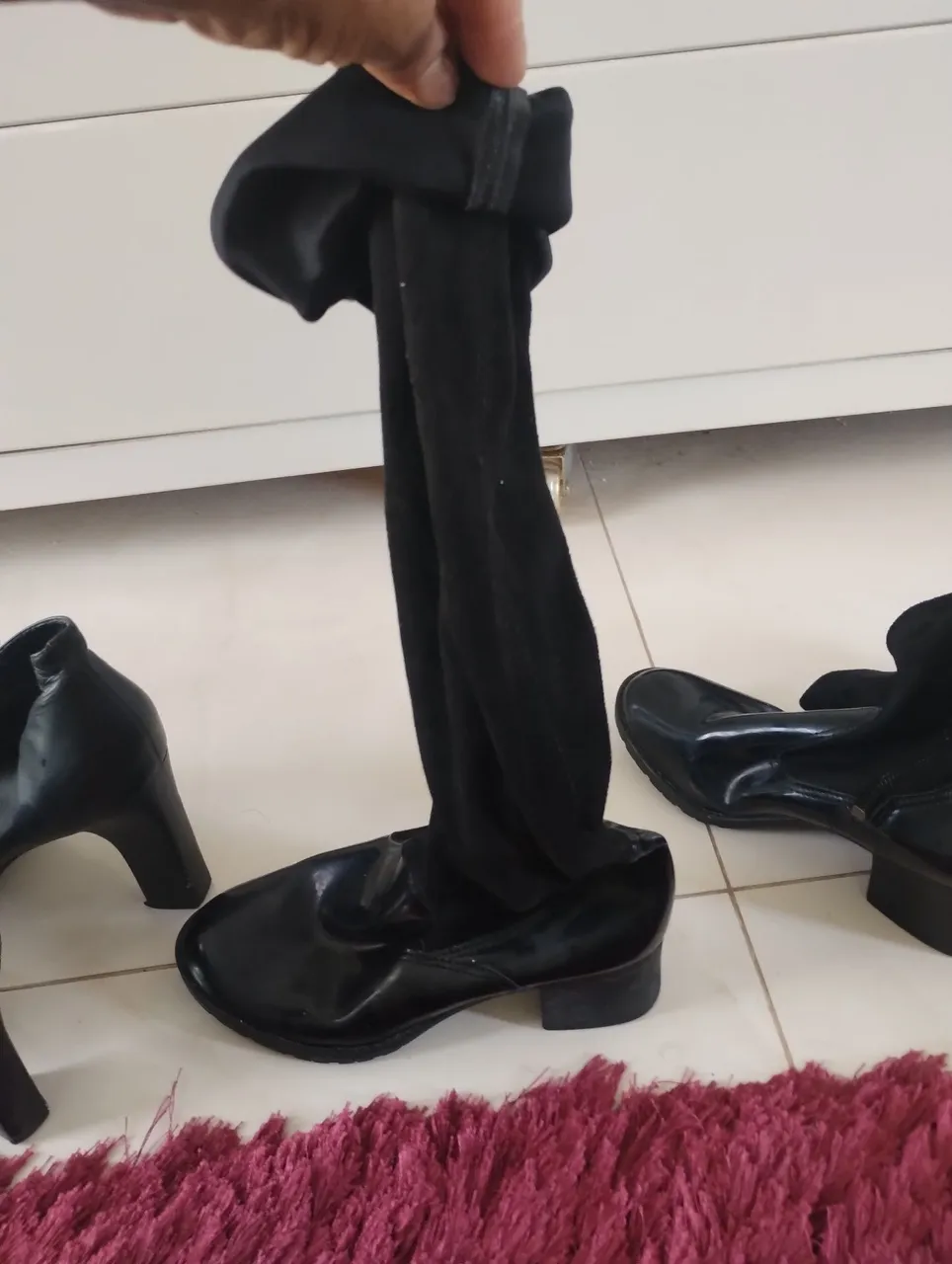 Sapatilhas e botas pretas