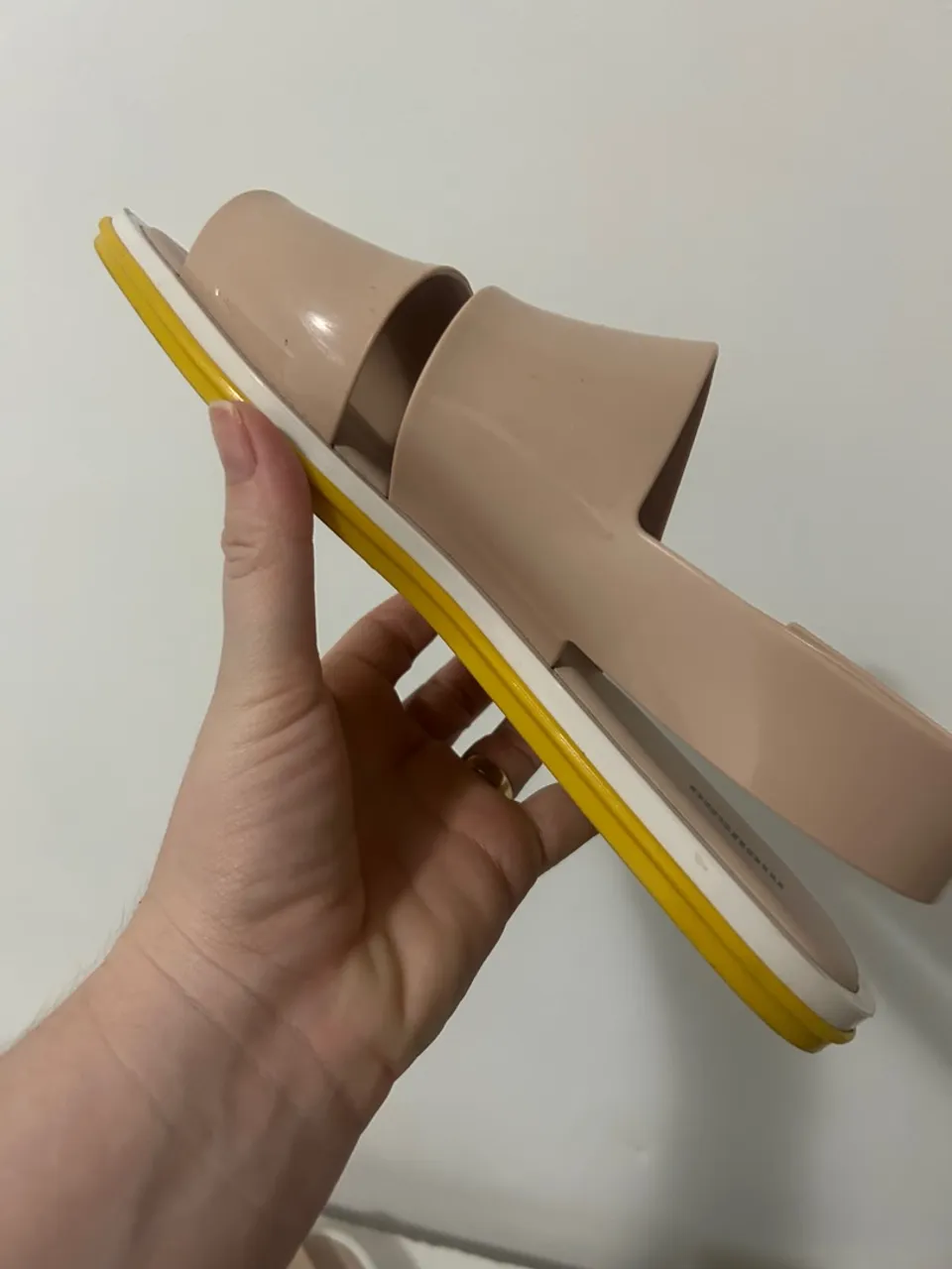 Sandália Melissa Bege com detalhe amarelo
