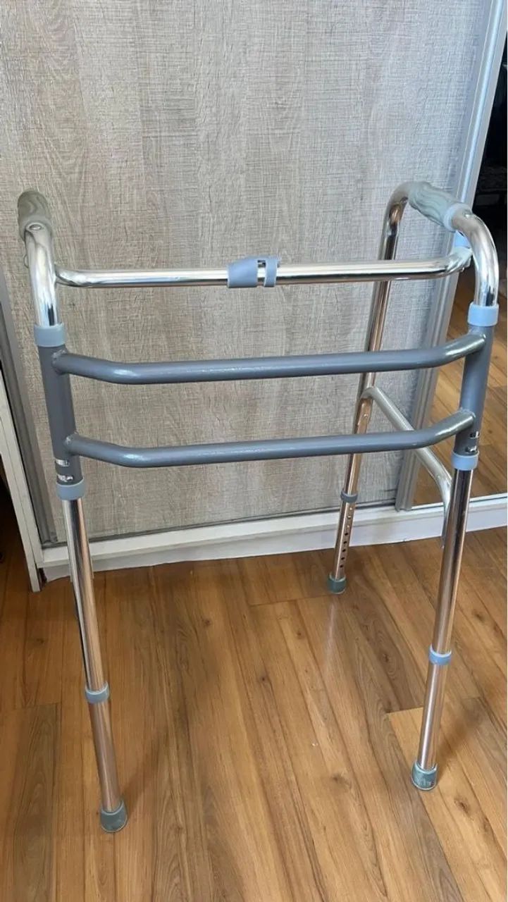 Cadeira de banho e andador 