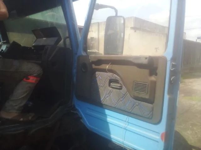 Vendo essa cabine de Scania 112, com algumas avarias e completa por dentro - Foto 3