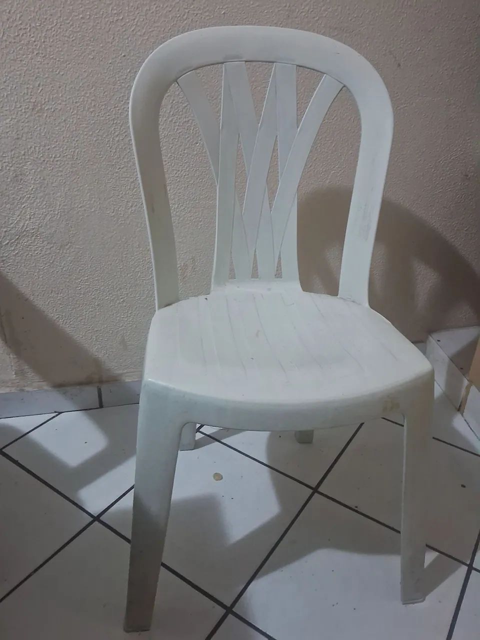 Cadeira de plástico branca - Foto 2