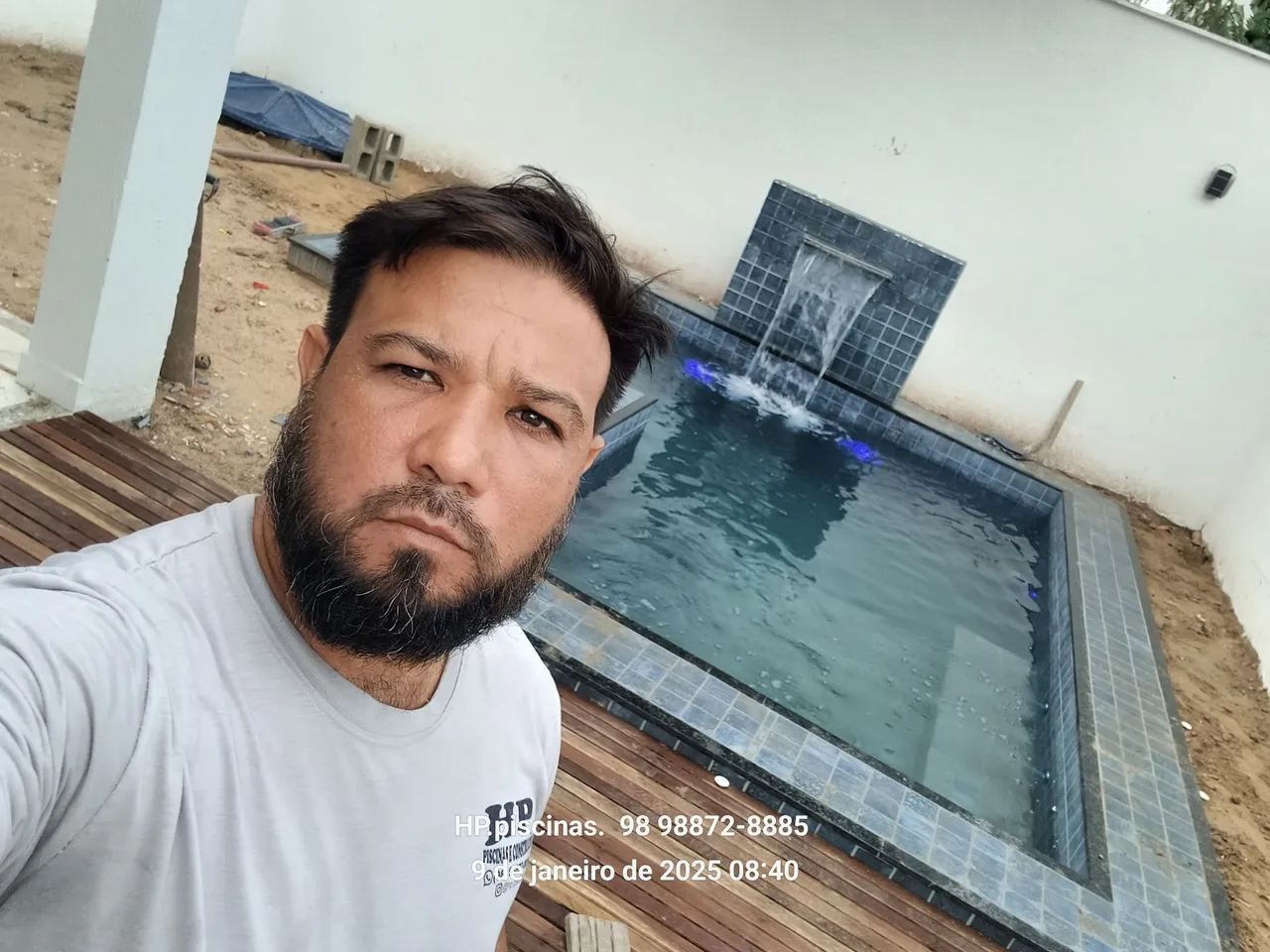 Piscinas e construção em geral.