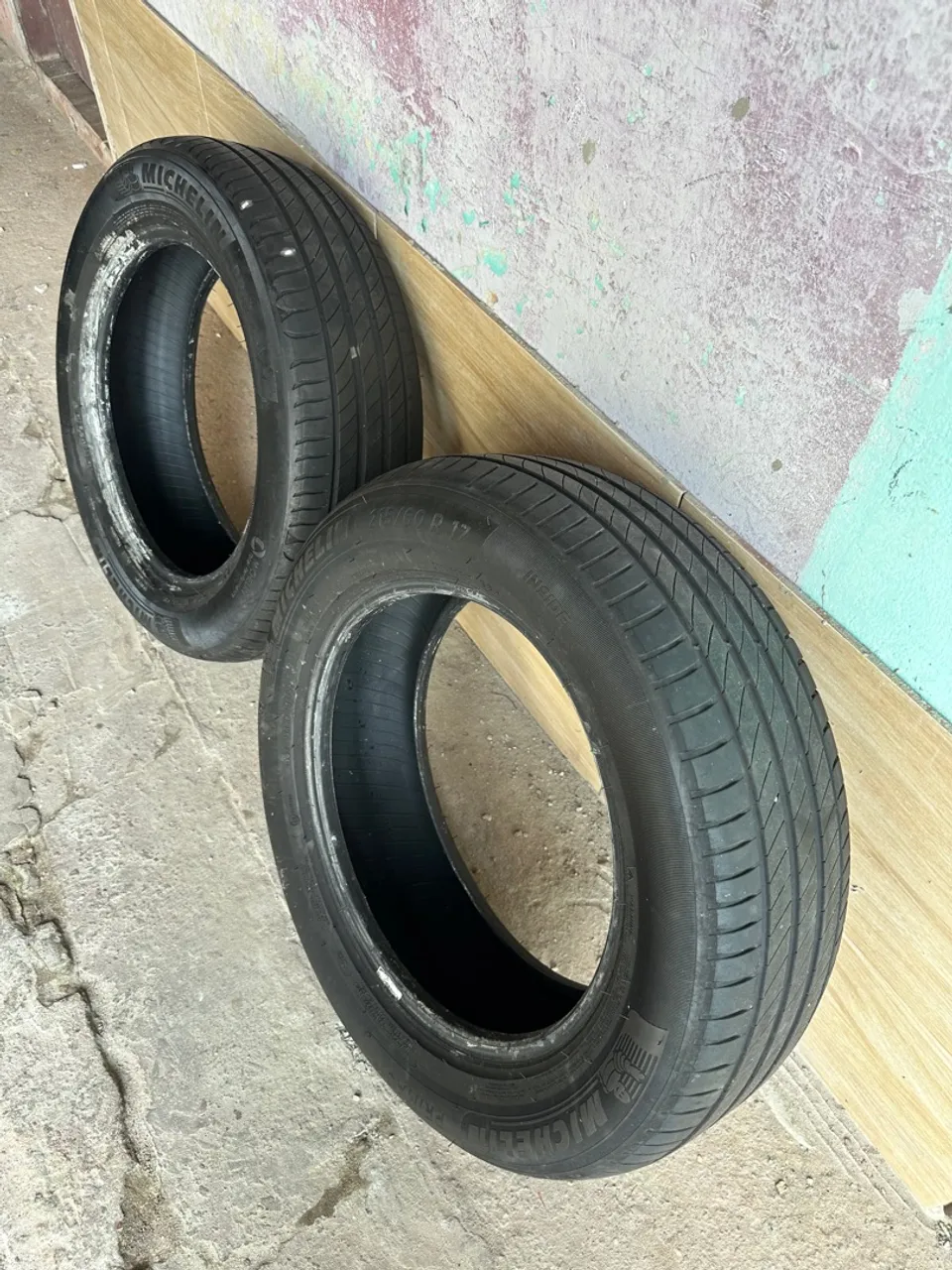 Vendo pneu michelin primacy 215/60/R17 pneu com 95% de vida