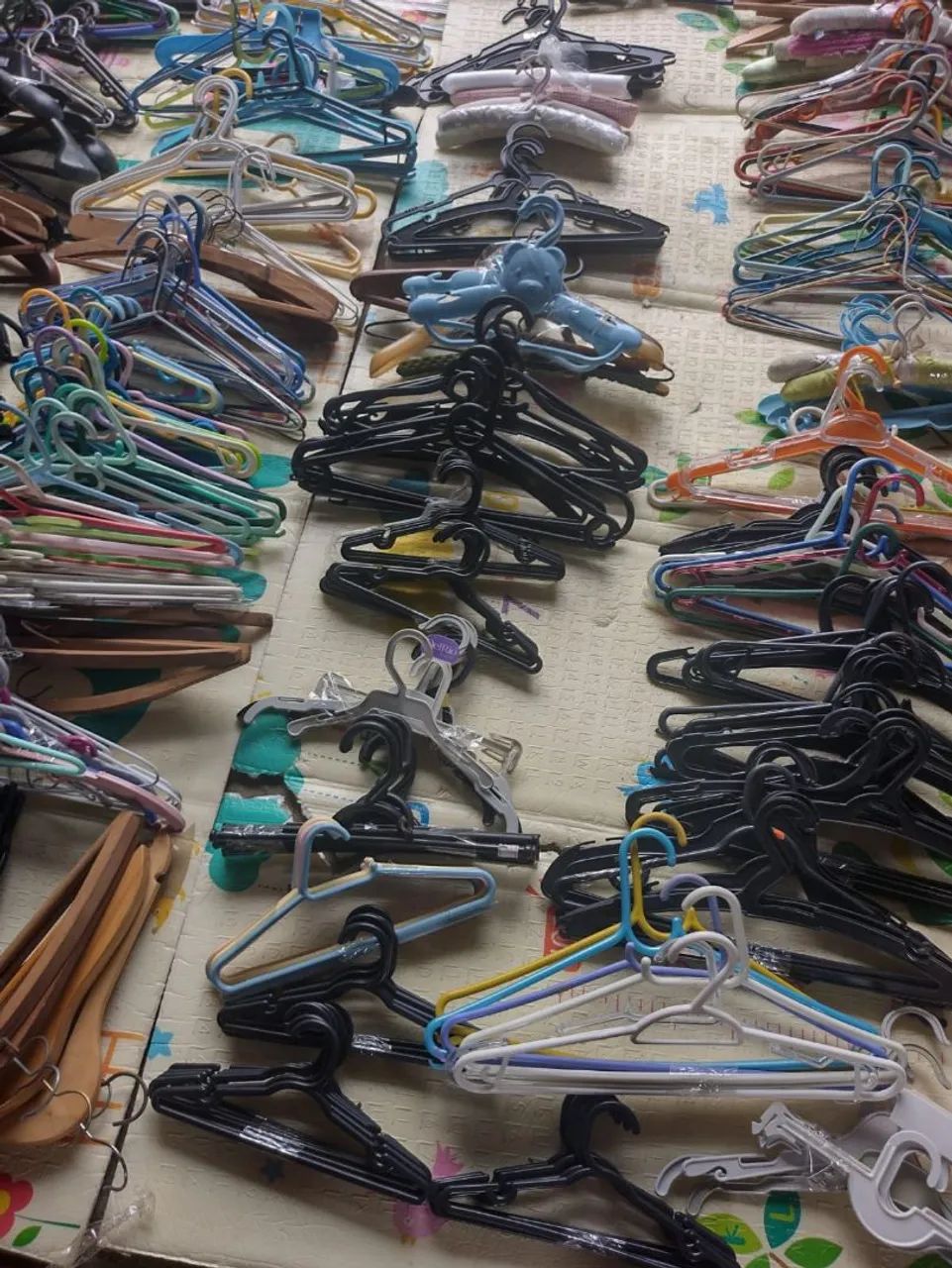 Vendo lote de cabides ou unitário  - Foto 2
