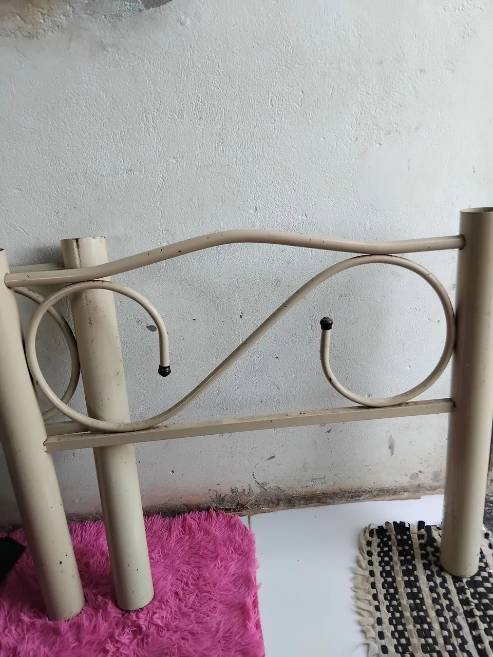 Cabeceira de cama em metal