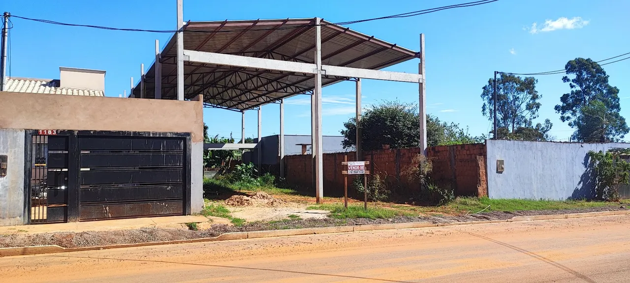 Barracão no asfalto NOROESTE