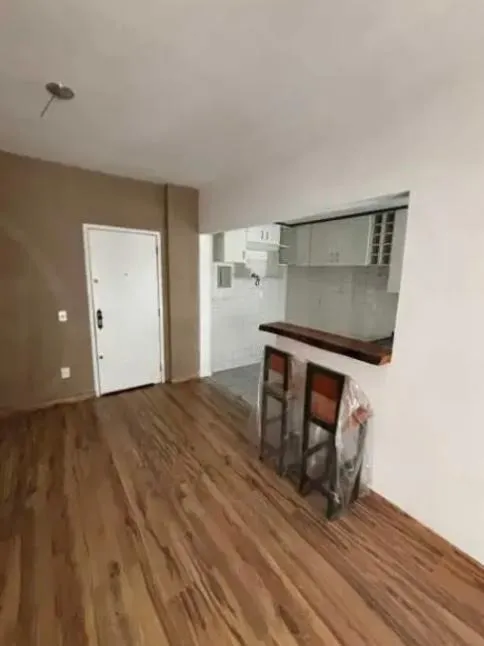 Vende-se apartamento no Centro de Curitiba com 2 quartos, 1 banheiro e 1 vaga.