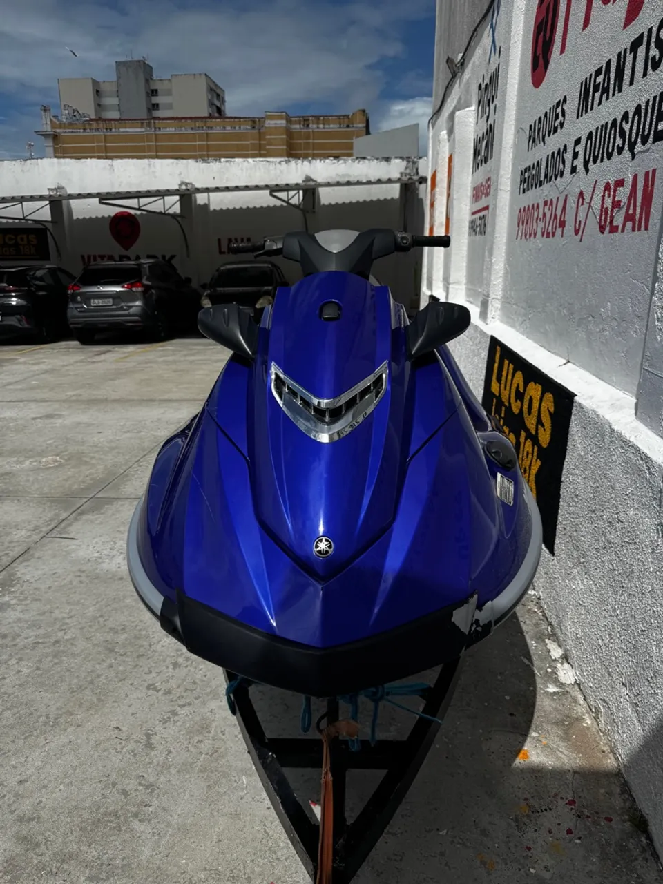 Jet Ski Yamaha Azul - Potência e Diversão Aquática!