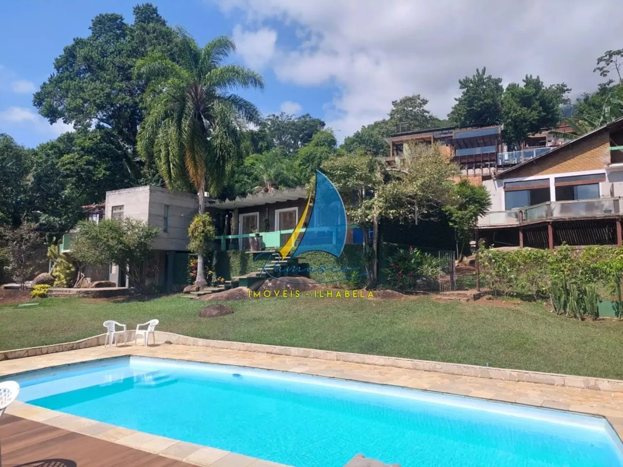 ÁREA DE 1.400m² COM 3 CASAS INDEPENDENTES - VISTA PARA O MAR DE ILHABELA