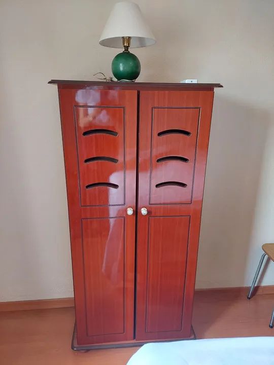 Armário de Madeira na Côr Mogno