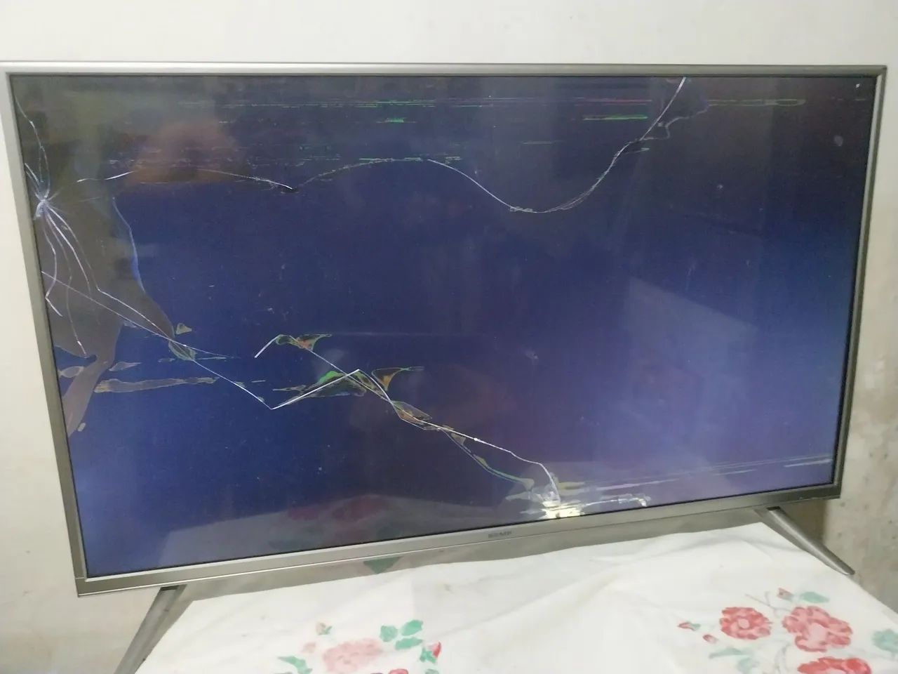 TV Semp TCL 43  com tela trincada