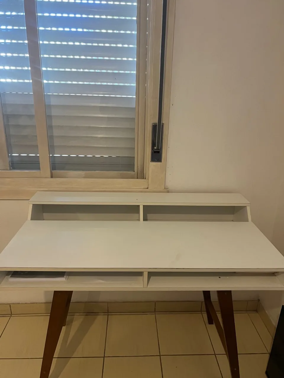 Escrivaninha Branca com Detalhes em Madeira
