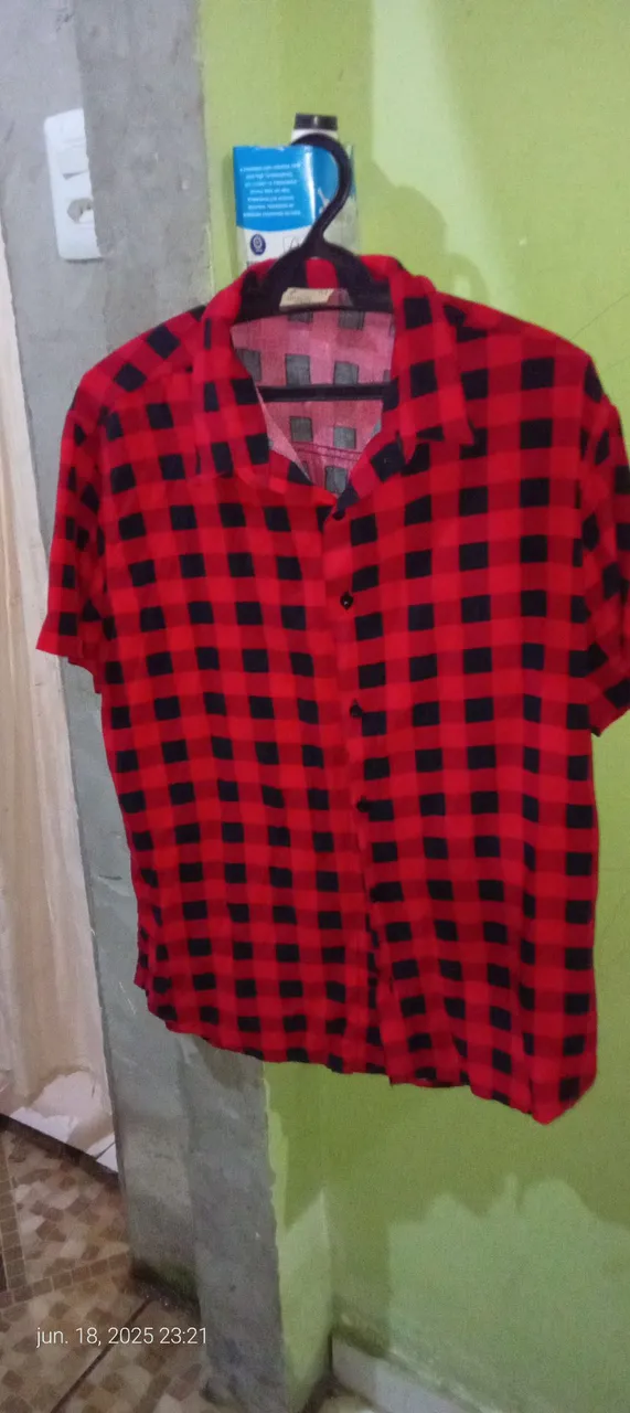 Camisa xadrez vermelha e preta