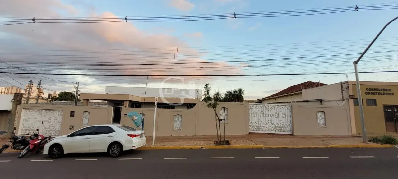 Casa Comercial para Locação no Bairro Amambaí em Campo Grande-MS: 6 Salas, 7 Banheiros, 20