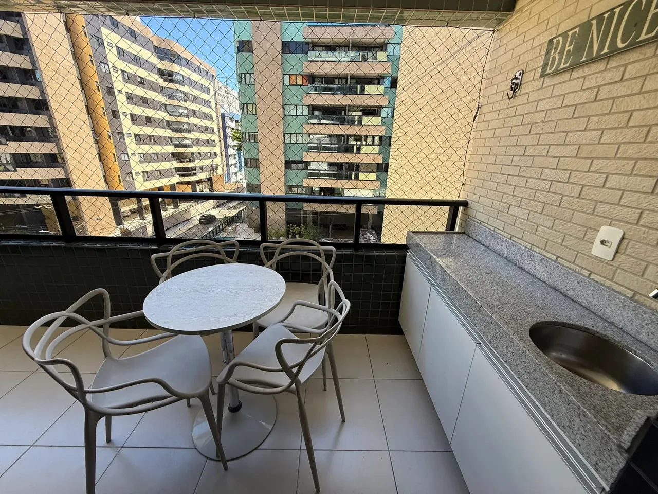 Imóvel para aluguel possui 64 metros quadrados com 2 quartos em Jatiúca - Maceió - AL