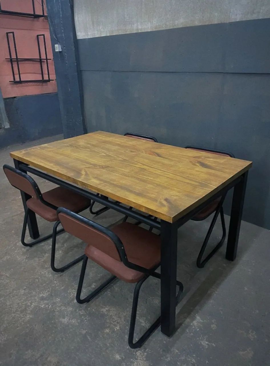 MESA DE JANTAR - MADEIRA MACIÇA E BASE METÁLICA - Foto 2