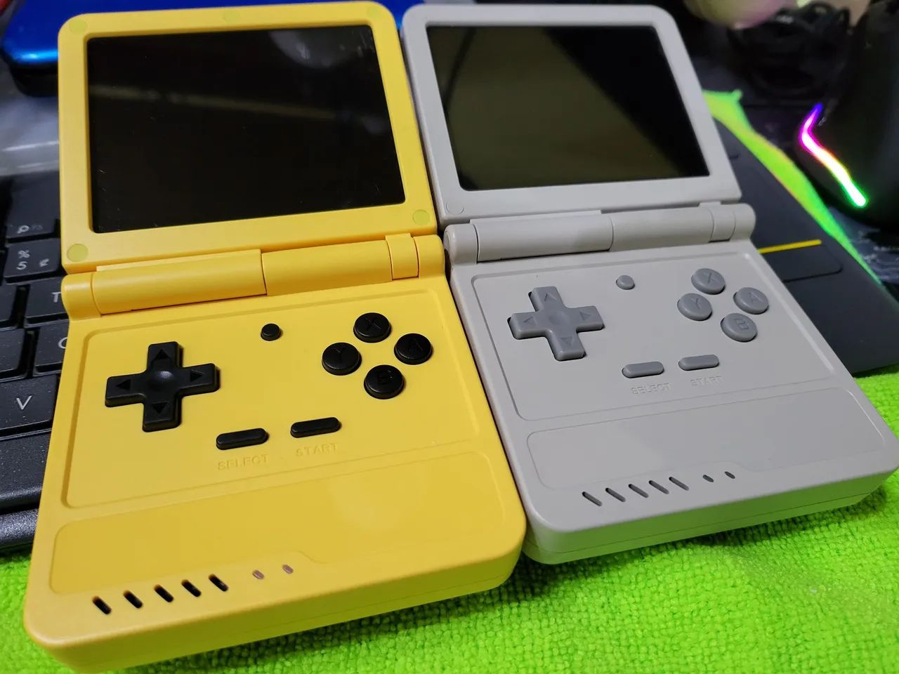 Videogame portatil Powkiddy V90s Estilo Game Boy SP Retro roda vários jogos
