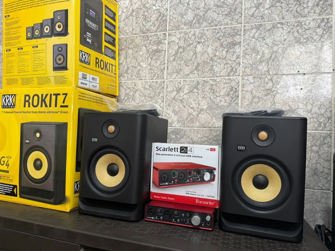 Kit Krk Rokit 7 g4+ Scarlett 2i4  