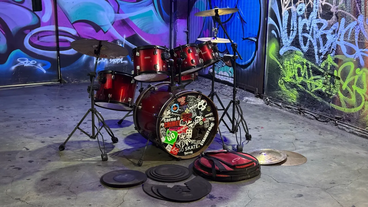 Bateria RMV Roadie + Kit pratos Orion Revolution + Abafadores de treino + Prato China +