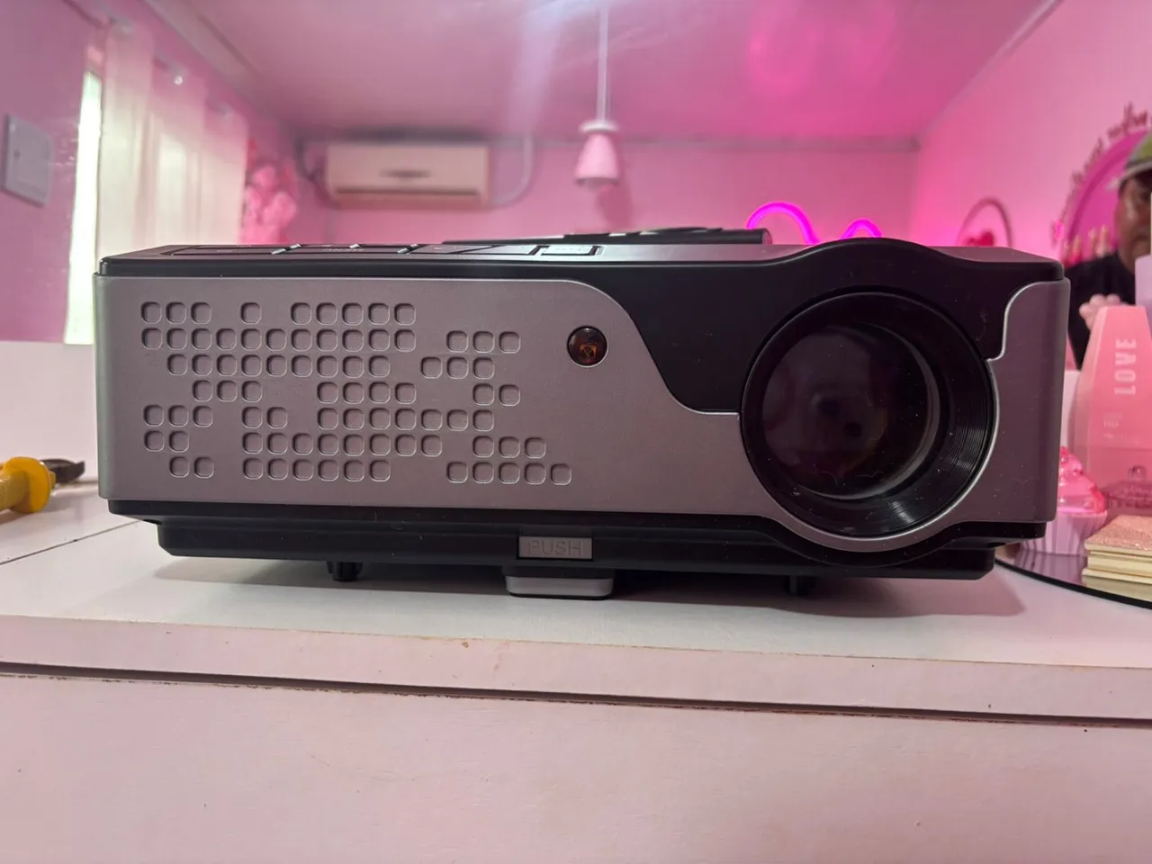 Projetor Multilaser com ótima qualidade de imagem