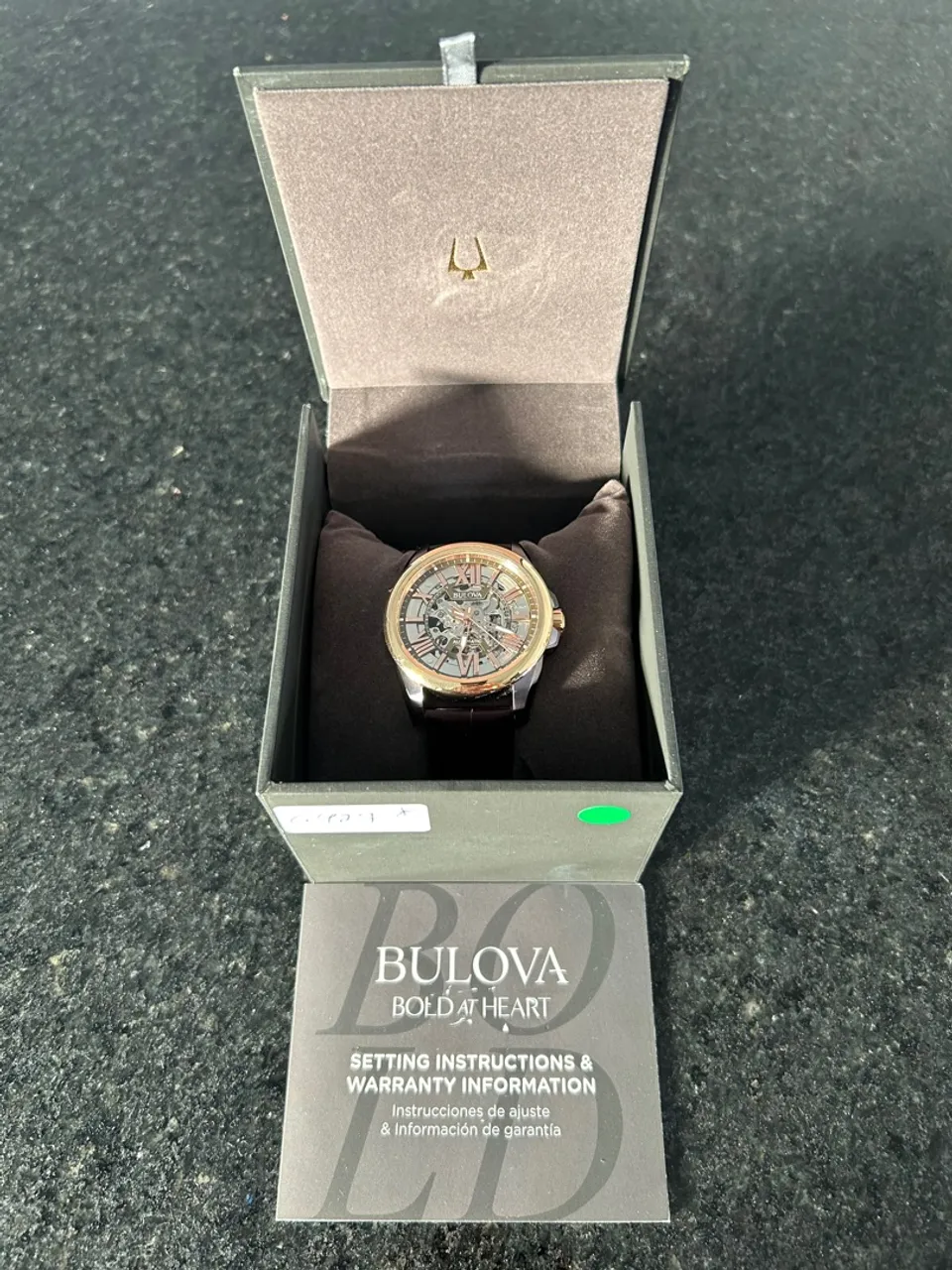 Relógio Bulova masculino automático em couro 46,5 mm.
