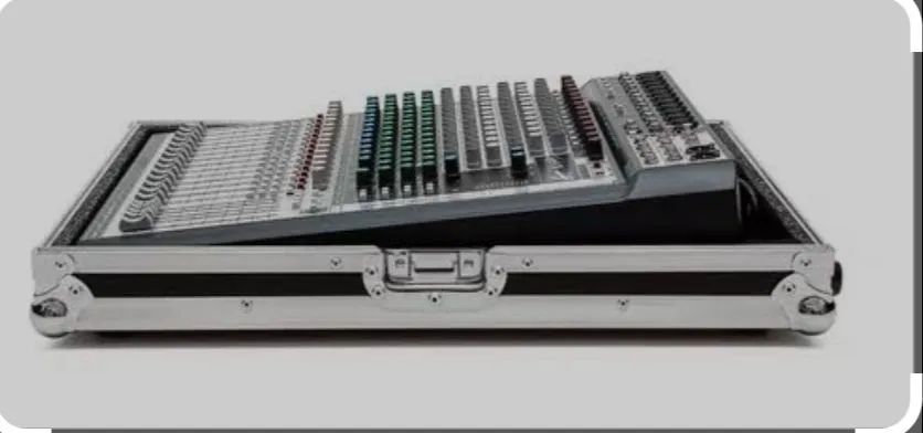 Mesa de Som Soundcraft Signature 12 com Case rigido